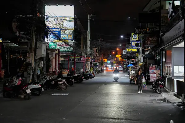 Sabahın erken saatlerinde Pattaya 'nın en ünlü eğlence caddelerinden biri olan Buakhao' daki sokak hayatı