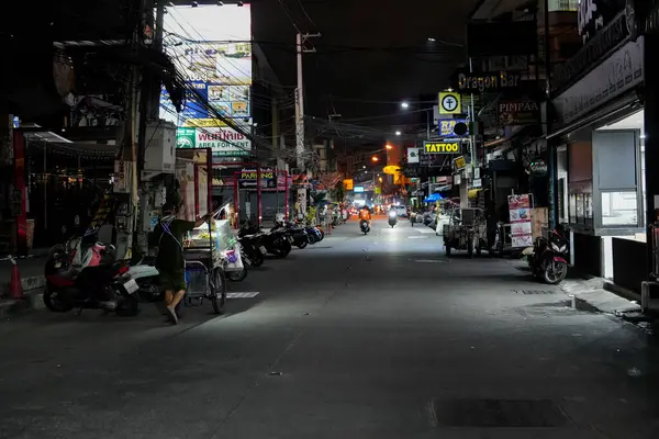 Sabahın erken saatlerinde Pattaya 'nın en ünlü eğlence caddelerinden biri olan Buakhao' daki sokak hayatı