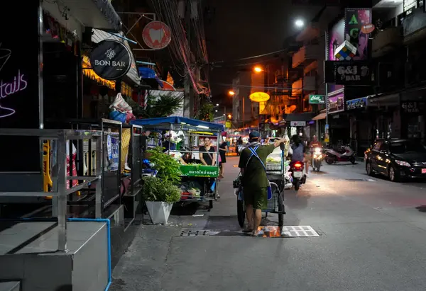 Sabahın erken saatlerinde Pattaya 'nın en ünlü eğlence caddelerinden biri olan Buakhao' daki sokak hayatı