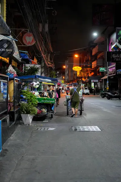 Sabahın erken saatlerinde Pattaya 'nın en ünlü eğlence caddelerinden biri olan Buakhao' daki sokak hayatı