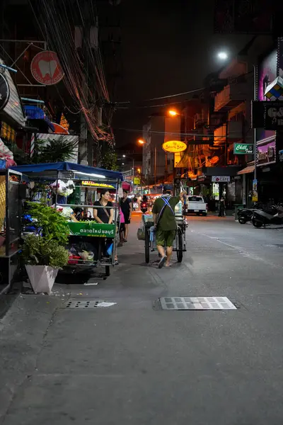 Sabahın erken saatlerinde Pattaya 'nın en ünlü eğlence caddelerinden biri olan Buakhao' daki sokak hayatı