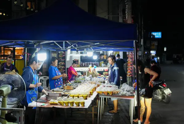 Sabahın erken saatlerinde Pattaya 'nın en ünlü eğlence caddelerinden biri olan Buakhao' daki sokak hayatı