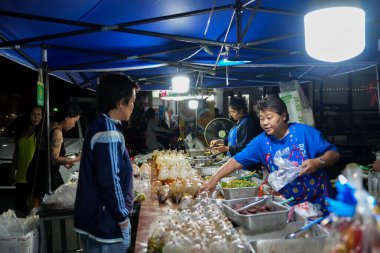 Sabahın erken saatlerinde Pattaya 'nın en ünlü eğlence caddelerinden biri olan Buakhao' daki sokak hayatı