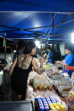 Sabahın erken saatlerinde Pattaya 'nın en ünlü eğlence caddelerinden biri olan Buakhao' daki sokak hayatı