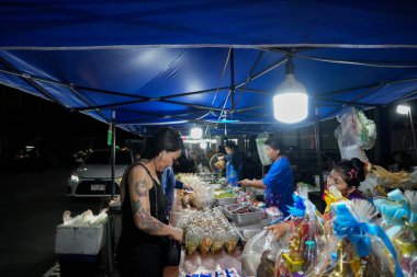 Sabahın erken saatlerinde Pattaya 'nın en ünlü eğlence caddelerinden biri olan Buakhao' daki sokak hayatı