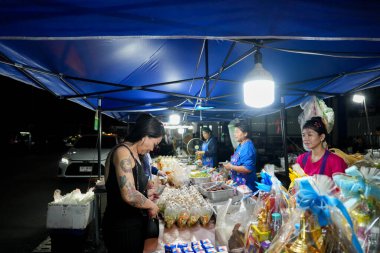 Sabahın erken saatlerinde Pattaya 'nın en ünlü eğlence caddelerinden biri olan Buakhao' daki sokak hayatı