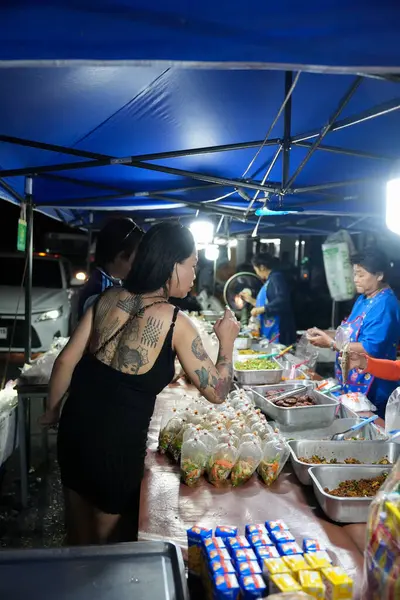 Sabahın erken saatlerinde Pattaya 'nın en ünlü eğlence caddelerinden biri olan Buakhao' daki sokak hayatı
