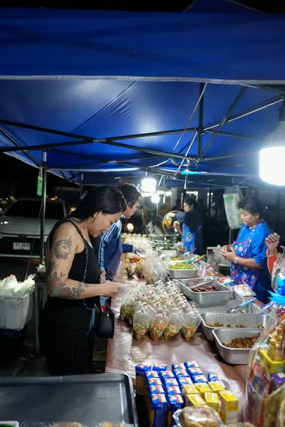 Sabahın erken saatlerinde Pattaya 'nın en ünlü eğlence caddelerinden biri olan Buakhao' daki sokak hayatı