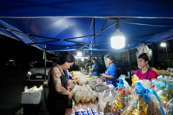 Sabahın erken saatlerinde Pattaya 'nın en ünlü eğlence caddelerinden biri olan Buakhao' daki sokak hayatı