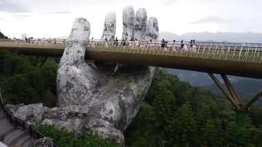 Ba Na Hills, Da Nang, Vietnam 'daki Altın Köprü Güneydoğu Asya Sahne Dağ Mimarisi ve Turist Çekimi