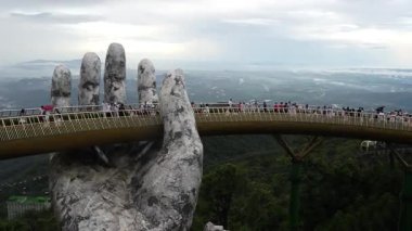 Ba Na Hills, Da Nang, Vietnam 'daki Altın Köprü Güneydoğu Asya Sahne Dağ Mimarisi ve Turist Çekimi