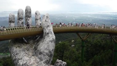 Ba Na Hills, Da Nang, Vietnam 'daki Altın Köprü Güneydoğu Asya Sahne Dağ Mimarisi ve Turist Çekimi