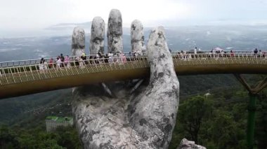 Ba Na Hills, Da Nang, Vietnam 'daki Altın Köprü Güneydoğu Asya Sahne Dağ Mimarisi ve Turist Çekimi