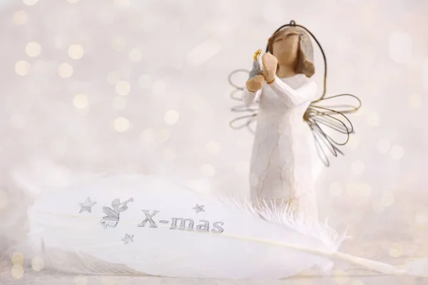 圣诞节背景 白色的天使和优雅的羽毛装饰 复制空间 — 图库照片
