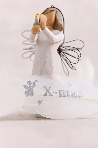 白色的天使和优雅的羽毛装饰 圣诞节背景 — 图库照片