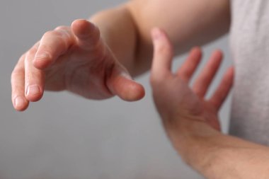 Tai Chi, Tai Ji Chuan ve Qi gong pratik yapan adam ellerinizi kapatın. Hareket halindeki meditasyon, bütünsel yaklaşım, Doğu Sağlık kavramı.