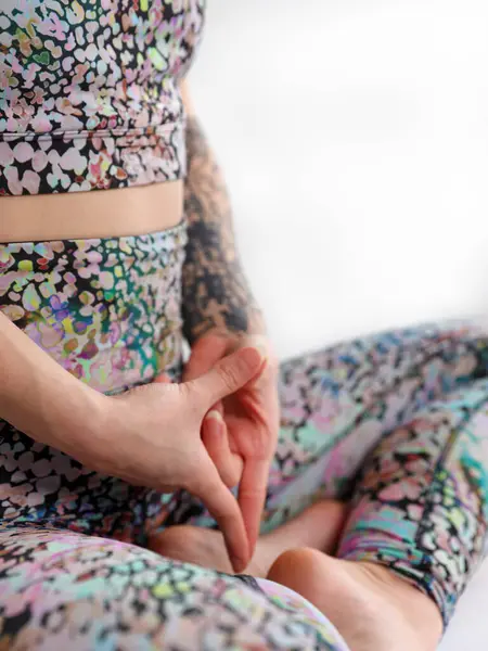 Женщина Йога Медитирует Крупным Планом Йони Мудра Женское Здоровье Плодородие Стоковое Фото