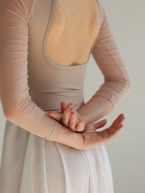 Güzel bir kadın eli ve arkası yakın. İyi duruş, zarafet, bale estetiği konsepti