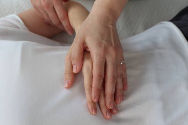 Somatik terapi, terapötik dokunuş konsepti. Sinir sistemi düzenlemesi