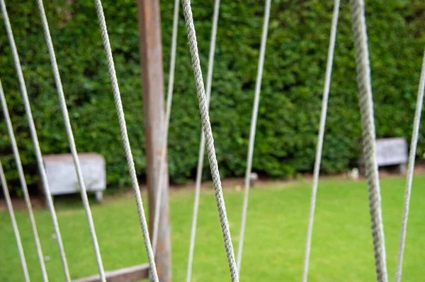 Parkta insanlar olmadan ahşap salıncak