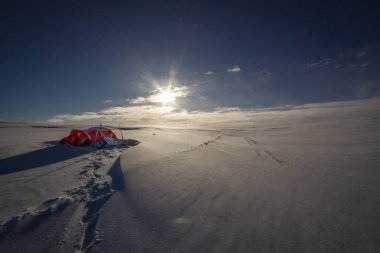 Kar fırtınasından sonra soğuk bir kış sabahı
