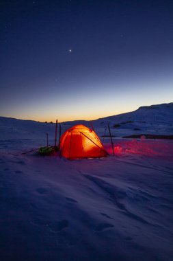 Kış gecesinde parlayan çadır