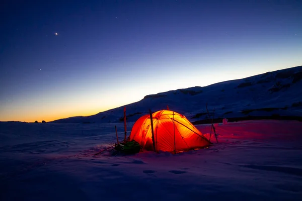 Ein Orangefarbenes Zelt Leuchtet Der Winternacht — Stockfoto