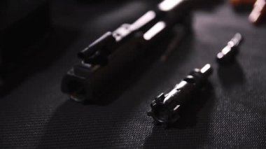 AR-15 tamamen sökülmüş ve temizlenmiş, cıvata, fıçı. Yüksek kaliteli FullHD görüntüler