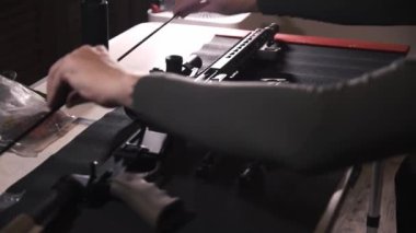 AR-15 tamamen sökülmüş ve temizlenmiş, cıvata, fıçı. Yüksek kaliteli FullHD görüntüler