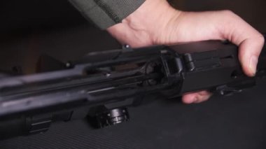 AR-15 tamamen sökülmüş ve temizlenmiş, cıvata, fıçı. Yüksek kaliteli FullHD görüntüler
