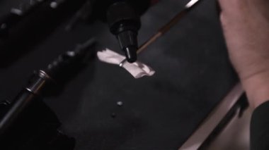 AR-15 tamamen sökülmüş ve temizlenmiş, cıvata, fıçı. Yüksek kaliteli FullHD görüntüler