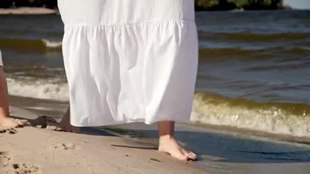 Mama Córka Sukienkach Spacerujące Wzdłuż Plaży Zbliżenie Nóg Wysokiej Jakości — Wideo stockowe