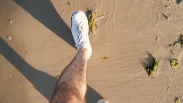 Nogi Białych Trampkach Spacerujących Wzdłuż Plaży Widok Góry Dół Zachodzie — Wideo stockowe