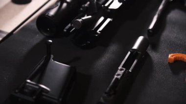 AR-15 tamamen sökülmüş ve temizlenmiş, cıvata, fıçı. Yüksek kaliteli FullHD görüntüler