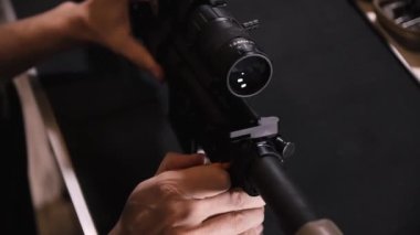 AR-15 tamamen sökülmüş ve temizlenmiş, cıvata, fıçı. Yüksek kaliteli FullHD görüntüler