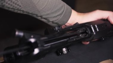 AR-15 tamamen sökülmüş ve temizlenmiş, cıvata, fıçı. Yüksek kaliteli FullHD görüntüler