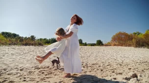 Mãe Girando Com Sua Filha Rindo Praia Areia Imagens Alta — Vídeo de Stock