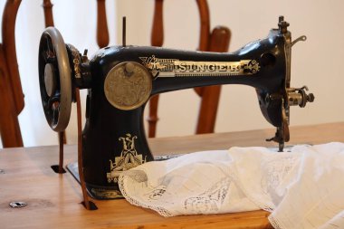 Casa Mila 'daki eski dikiş makinesi şarkıcısı La Pedrera, Barcelona, İspanya
