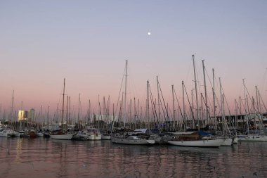 İspanya, Barcelona 'daki Port Vell' in üzerinde gün batımı