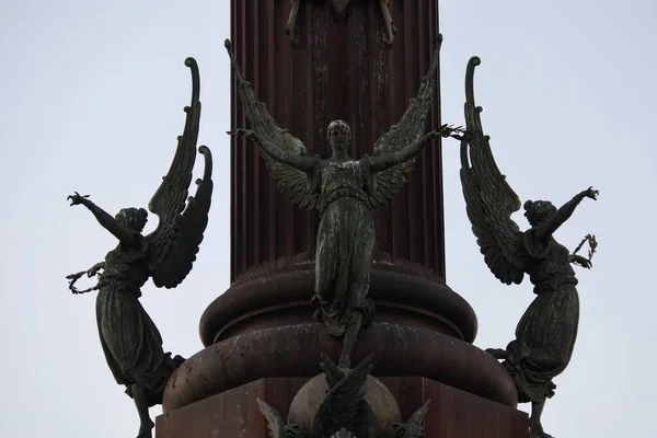 Деталь Ангелов Статуе Криса Колумба Барселоне Испания — стоковое фото