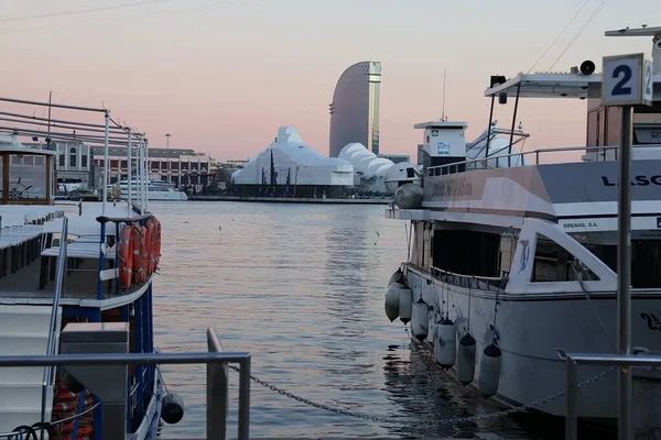 İspanya, Barcelona 'da Port Vell' de gemiler ve büyük bir otel.