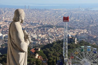 İsa 'nın Kutsal Kalbi Tapınağı' ndan manzarayı izleyen bir heykel, Tibidabo, Barselona, İspanya