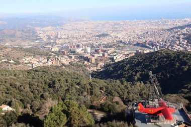 İspanya, Tibidabo 'dan Barselona ve lunaparkın manzarası