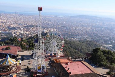  İspanya, Barcelona 'daki Tibidabo eğlence parkında dönme dolap manzarası
