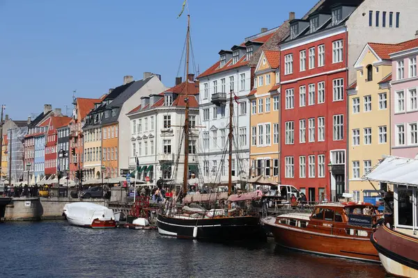 Renkli cephe ve Nyhavn Kanalı boyunca eski gemiler, Kopenhag, Danimarka