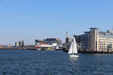 İsveç Malmö denizinde küçük bir gemi