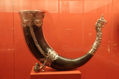 Ortaçağ içki boynuzları bir dolapta sergilenir.