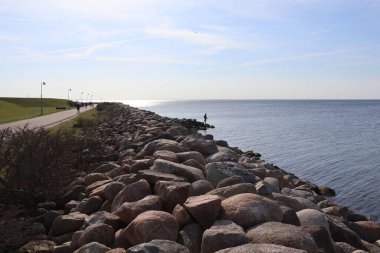 İsveç, Malmö 'de deniz boyunca uzanan yol