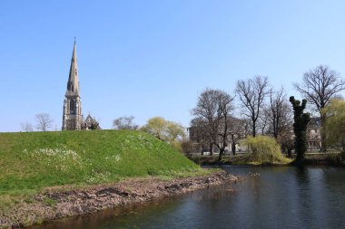 Danimarka, Kopenhag, Kastellet yakınlarındaki bir kilisenin kulesi.