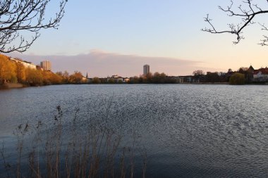 Danimarka, Kopenhag 'daki Tycho Brahe Gözlemevi, gölün diğer tarafından.